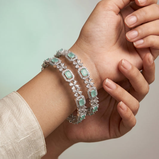 Emerald Glow Floral Silver Bangle – Stylish Green Stone Link Bracelet for Women