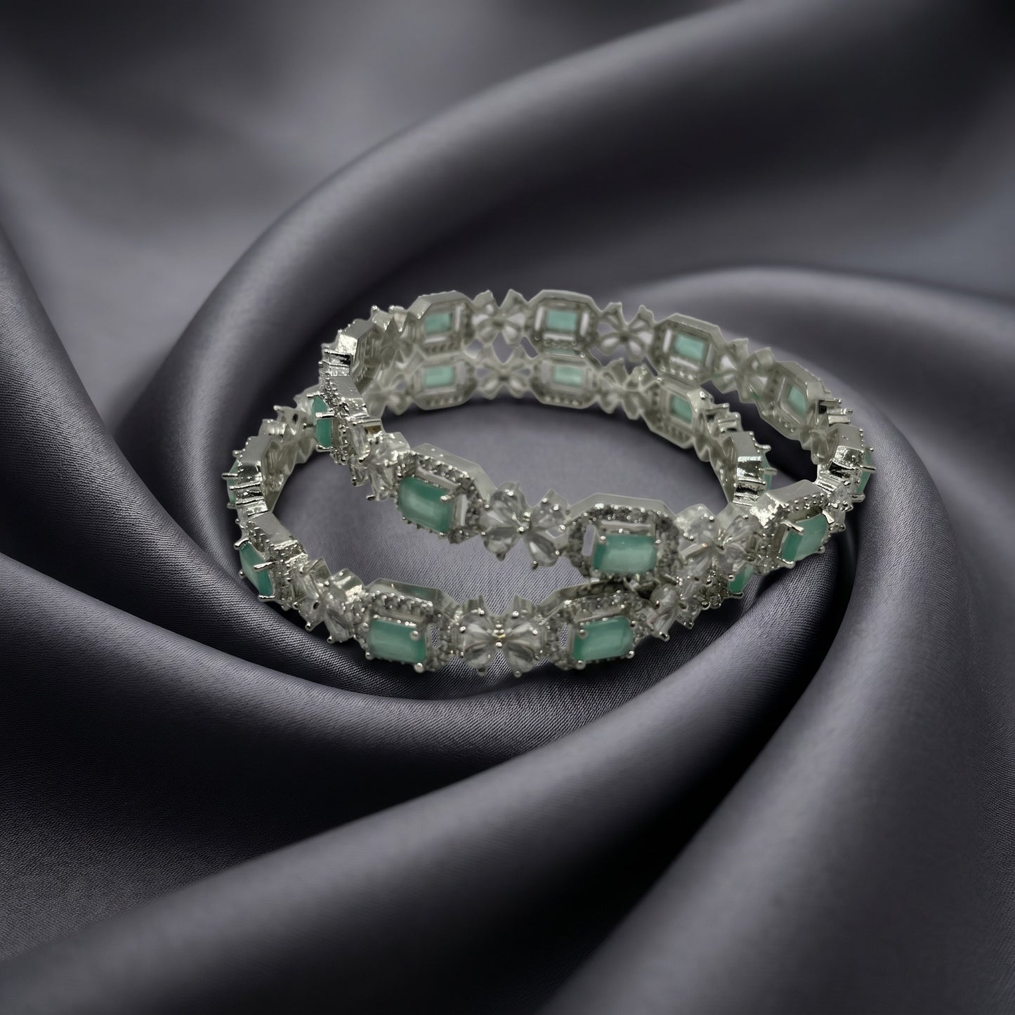 Emerald Glow Floral Silver Bangle – Stylish Green Stone Link Bracelet for Women